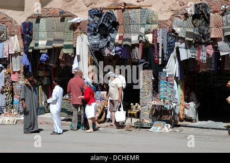 Touristen-shopping für Geschenke an St Katherines Kloster Ägypten. Stockfoto