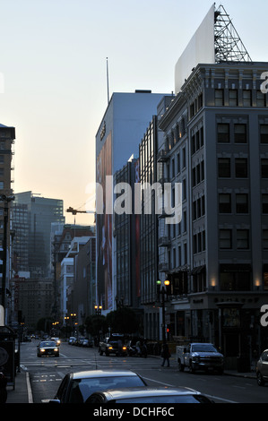 Geary Street am Powell St, San Francisco, um sechs Uhr an einem Sommermorgen mit Macys im Mittelgrund. Stockfoto