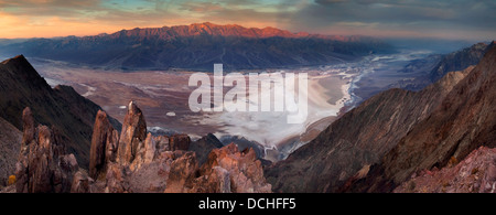 Morgenlicht auf die Panamint Berge über Badwater Basin, aus Dantes View, Death Valley Nationalpark, Kalifornien Stockfoto