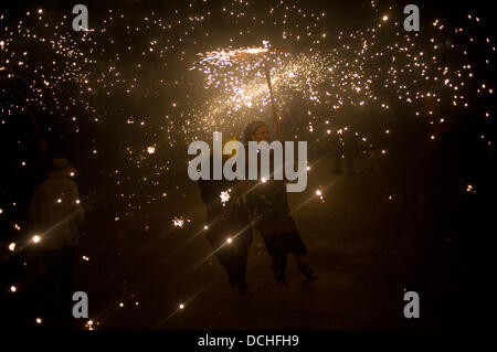 Barcelona, Spanien. 18. August 2013. 18. August, 2013-Barcelona, Spanien. Devils verläuft inmitten der Pyrotechnik anlässlich des Sant Roc Festival.Correfocs, eine alte katalanische Tradition, wo Menschen verkleidet als Teufel sprengen Feuerwerkskörper und Fackeln, nehmen Sie Teil an den Feierlichkeiten zum Sant Roc Festival im gotischen Viertel von Barcelona. Bildnachweis: Jordi Boixareu/Alamy Live-Nachrichten Stockfoto