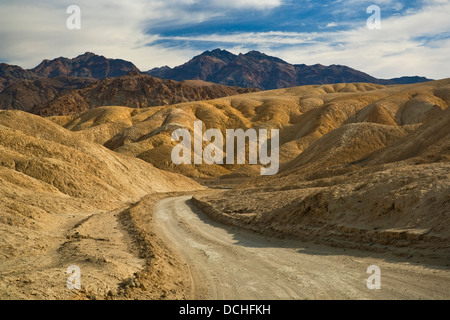 Feldweg durch Twenty Mule Team Canyon, Death Valley Nationalpark, Kalifornien Stockfoto