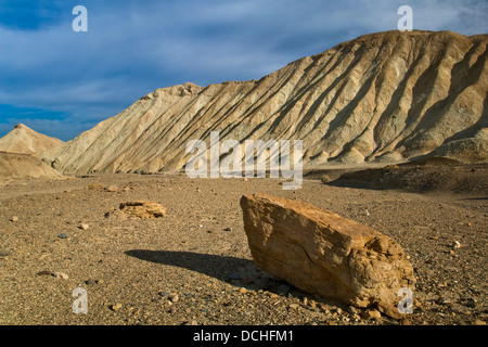 Unten einsamer Fels erodiert Hang, Twenty Mule Team Canyon, Death Valley Nationalpark, Kalifornien Stockfoto