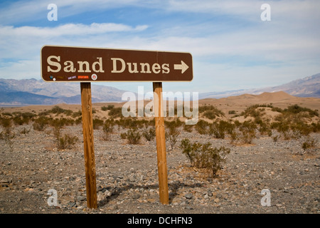 Straßenschild auf Sanddünen am flachen Mesquite, Death Valley Nationalpark, Kalifornien Stockfoto