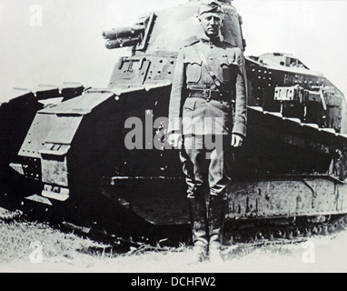 George Smith Patton, Jr. U.S. Panzerkorps mit einem Renault FT-17 in Frankreich, 1918 Stockfoto