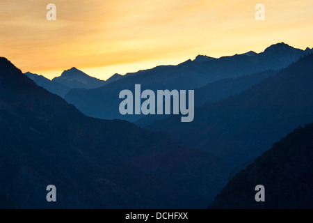 Morgendämmerung über Berge im Kings Canyon Nationalpark, Kalifornien Stockfoto