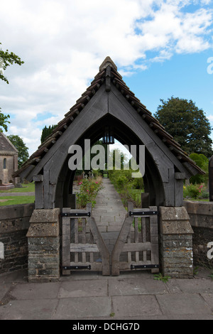 Lychgate bei All Saints Church, Compton Greenfield in der Nähe von Bristol, England, UK. Stockfoto