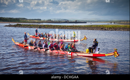 Zwei Drachen-Boot-Teams am Start Rennens einen Wiederherstellungspunkt auf der Fluss Irvine, im Rahmen des Marymass Festivals Irvine. North Ayrshire Stockfoto