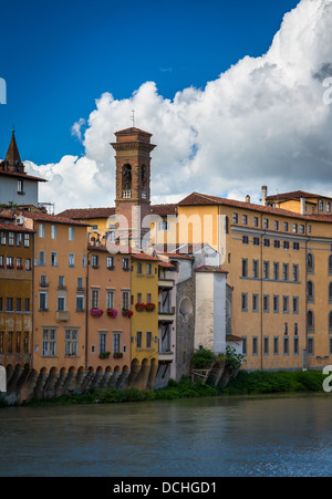 Gebäude entlang des Arno-Flusses in der Nähe von Ponte Vecchio in Florenz, Italien Stockfoto