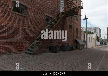 Backsteinbauten und Treppen aus den Seitenstraßen in der Stadt Mount Dora, Florida USA Stockfoto