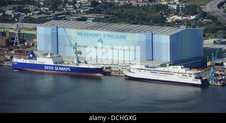 Die ehemalige Scandlines Fähre "Berlin" liegt am Kai Ausrüstung der insolventen P + S Werft folk Werft in Stralsund, Deutschland, 12. August 2013. Die erste von zwei Fähren für die dänische Reederei DFDS (C) besteht zur gleichen Zeit vor der Shipbuilsing-Halle am Kai der Werft Ausrüstung. Russische Investoren zeigten Interesse an den insolventen Schiffbau-Unternehmen welches niemand wollte für eine lange Zeit zu kaufen. Ein Bieterverfahren ist bereits im Gange. Foto: STEFAN SAUER Stockfoto