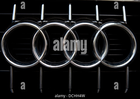 Audi Logo Abzeichen auf dem Grill eines Fahrzeugs Stockfoto