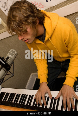 Aufnahme Künstler Jon McLaughlin führt in einem Radiostudio am 29. März 2007 zur Unterstützung seines Albums "Indiana". Stockfoto