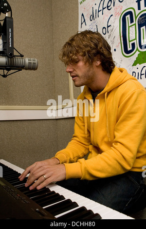 Aufnahme Künstler Jon McLaughlin führt in einem Radiostudio am 29. März 2007 zur Unterstützung seines Albums "Indiana". Stockfoto