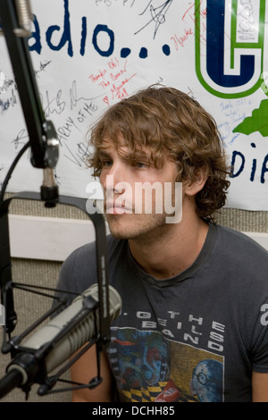 Aufnahme Künstler Jon McLaughlin führt in einem Radiostudio am 29. März 2007 zur Unterstützung seines Albums "Indiana". Stockfoto