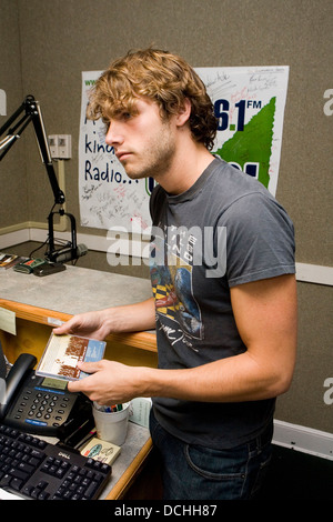 Aufnahme Künstler Jon McLaughlin führt in einem Radiostudio am 29. März 2007 zur Unterstützung seines Albums "Indiana". Stockfoto