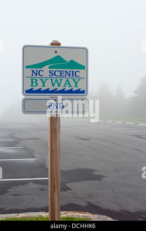 Ein Zeichen für das Ende einer North Carolina Scenic Byway im Nebel Stockfoto