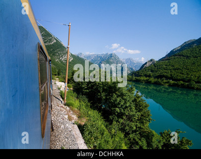 Schöne bosnische Landschaften wie aus der Überschrift Zug nach Sarajevo zu sehen. Stockfoto