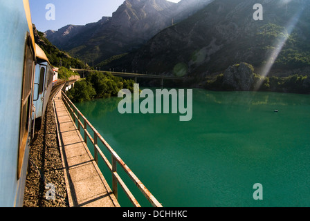 Schöne bosnische Landschaften wie aus der Überschrift Zug nach Sarajevo zu sehen. Stockfoto