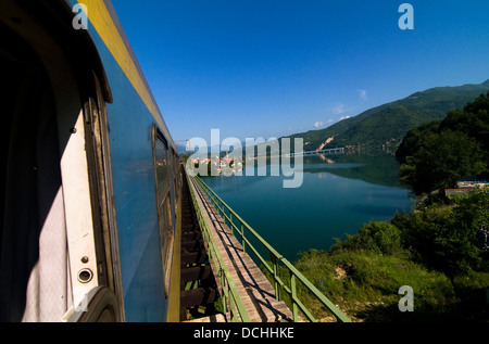 Schöne bosnische Landschaften wie aus der Überschrift Zug nach Sarajevo zu sehen. Stockfoto