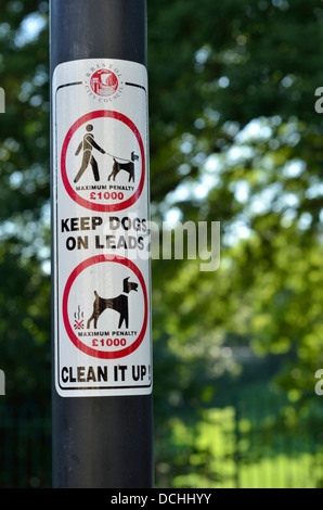 Bristol-Rat "halten Sie Hunde an der Leine" und "Aufräumen" Zeichen Stockfoto