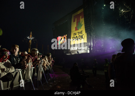 Musik-Fans auf der Hauptbühne beim T In The Park Festival in Balado am 8. Juli 2013 in Kinross Stockfoto