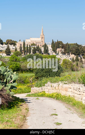 Straße zum Friedhof in Malta Stockfoto