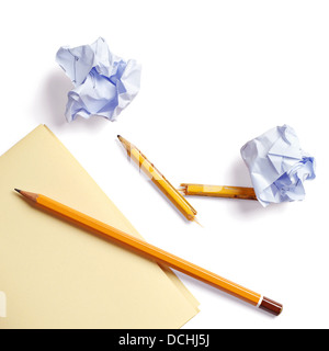 Notizpapier, zerknittertes Papier, Bleistift und einem gebrochenen Bleistift auf weißem