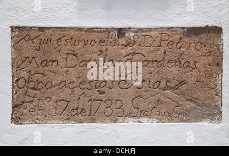 Inschrift an der Außenwand der Kirche von St. Martial (St. Marcial de Rubicon), Femes, Lanzarote, Kanarische Inseln, Spanien Stockfoto