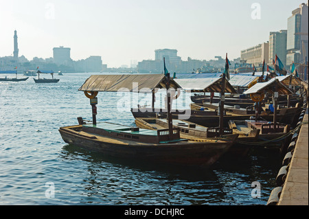 DUBAI, Vereinigte Arabische Emirate-NOVEMBER 13: Schiff in Port Said am 13. November 2012 in Dubai, VAE. Die ältesten kommerziellen Hafen von Dubai Stockfoto