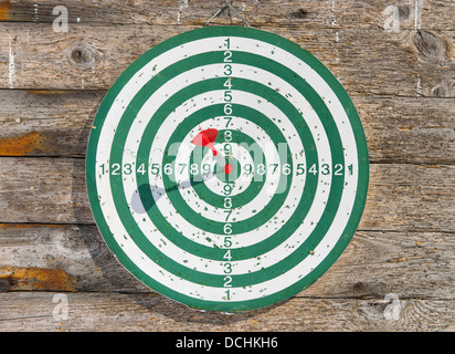 Roter Pfeil Treffer ins Schwarze des Dartboards Stockfoto