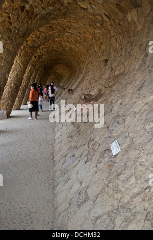 Kolonnaden Fußweg unter der Fahrbahn-Viadukt, Park Güell, Barcelona, Katalonien, Spanien Stockfoto