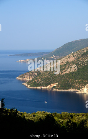 Blick vom Meghas Birnos Hügel in der Nähe von Spartohori über den Meganisi geraden auf der Insel Lefkas, Ionische Inseln, Griechenland. Stockfoto