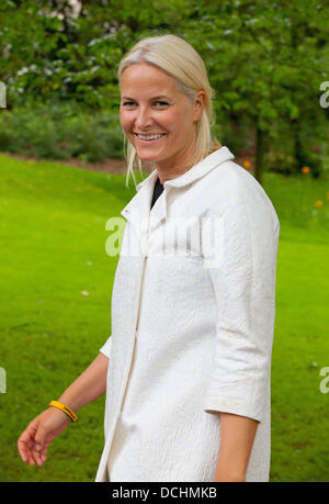 Oslo, Norwegen. 18. August 2013. Kronprinzessin Mette-Marit von Norwegen kommt für ein Outdoor-Gottesdienst im Park um den Königspalast in Oslo, Norwegen, 18. August 2013. Der Dienst wurde im Rahmen der Feier des 40. Geburtstag Kronprinzessin Mette-Marit inszeniert. Foto: Albert Nieboer //dpa/Alamy Live-Nachrichten Stockfoto