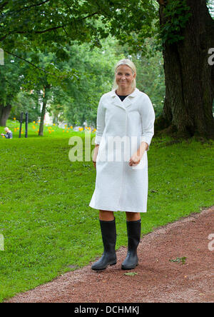 Oslo, Norwegen. 18. August 2013. Kronprinzessin Mette-Marit von Norwegen kommt für ein Outdoor-Gottesdienst im Park um den Königspalast in Oslo, Norwegen, 18. August 2013. Der Dienst wurde im Rahmen der Feier des 40. Geburtstag Kronprinzessin Mette-Marit inszeniert. Foto: Albert Nieboer //dpa/Alamy Live-Nachrichten Stockfoto