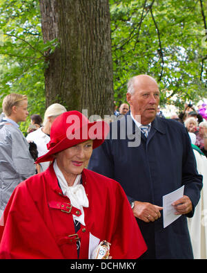 Oslo, Norwegen. 18. August 2013. König Harald und Königin Sonja von Norwegen kommen für ein Outdoor-Gottesdienst im Park um den Königspalast in Oslo, Norwegen, 18. August 2013. Der Dienst wurde im Rahmen der Feier des 40. Geburtstag Kronprinzessin Mette-Marit inszeniert. Foto: Albert Nieboer //dpa/Alamy Live-Nachrichten Stockfoto