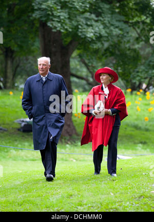 Oslo, Norwegen. 18. August 2013. König Harald und Königin Sonja von Norwegen kommen für ein Outdoor-Gottesdienst im Park um den Königspalast in Oslo, Norwegen, 18. August 2013. Der Dienst wurde im Rahmen der Feier des 40. Geburtstag Kronprinzessin Mette-Marit inszeniert. Foto: Albert Nieboer //dpa/Alamy Live-Nachrichten Stockfoto