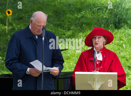 Oslo, Norwegen. 18. August 2013. König Harald und Königin Sonja von Norwegen besuchen die Outdoor-Gottesdienst im Park um den Königspalast in Oslo, Norwegen, 18. August 2013. Der Dienst wurde im Rahmen der Feier des 40. Geburtstag Kronprinzessin Mette-Marit inszeniert. Foto: Albert Nieboer //dpa/Alamy Live-Nachrichten Stockfoto