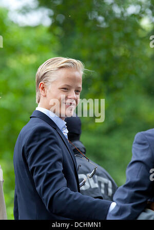 Oslo, Norwegen. 18. August 2013. Marius Borg Hoiby kommt für ein Outdoor-Gottesdienst im Park um den Königspalast in Oslo, Norwegen, 18. August 2013. Der Dienst wurde im Rahmen der Feier des 40. Geburtstag Kronprinzessin Mette-Marit inszeniert. Foto: Albert Nieboer //dpa/Alamy Live-Nachrichten Stockfoto