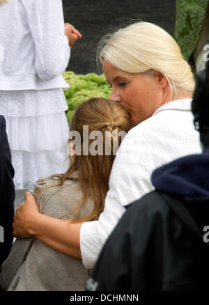 Oslo, Norwegen. 18. August 2013. Kronprinzessin Mette-Marit von Norwegen und Prinzessin Ingrid Alexandra kommt mit einem der Welpen von königlichen Hund Milly Kakao für ein Outdoor-Gottesdienst im Park um den Königspalast in Oslo, Norwegen, 18. August 2013. Der Dienst wurde im Rahmen der Feier des 40. Geburtstag Kronprinzessin Mette-Marit inszeniert. Foto: Albert Nieboer //dpa/Alamy Live-Nachrichten Stockfoto