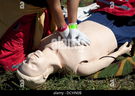 Sanitäter zeigt CPR an dummy Stockfoto