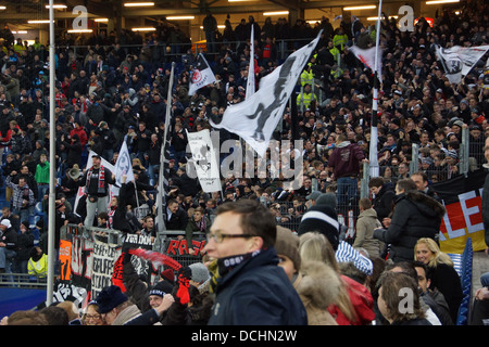 Die legendäre Fans aus der Frankfurter Fußball-Club Eintracht während des Spiels in Hamburg Stockfoto