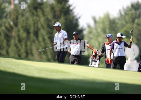 (L-R) Hideki Matsuyama (JPN), Tiger Woods (USA), Joe LaCava, Daisuke Shindo, 1. August 2013 - Golf: Hideki Matsuyama Japans und Tiger Woods der Vereinigten Staaten in der ersten Runde des WGC-Bridgestone Invitational im Süden Kurs der Firestone Country Club in Akron, Ohio, Vereinigte Staaten von Amerika. (Foto von Thomas Anderson/AFLO) (JAPANISCHE ZEITUNG HERAUS) Stockfoto