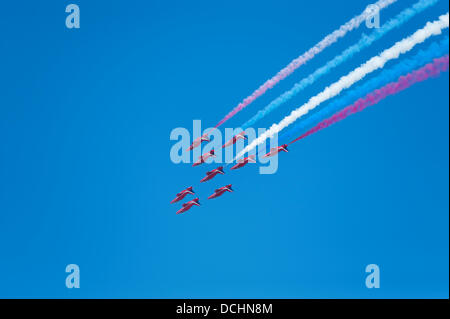 Eastbourne, Sussex, UK. 18. August 2013. Die Kunstflugstaffel Red Arrows RAF unterhalten die Massen mit einem spektakulären invertiert nahe Bildung Leistung gegen einen blauen Sommer sky Malcolm Park © Redaktion/Alamy Live News Stockfoto