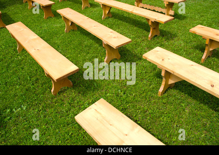 viele neue Holzbänke auf dem Rasen im park Stockfoto
