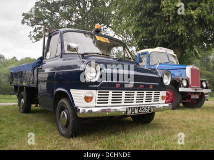 Mk1 Ford Transit Drop Seite Pickup mit Scammell LKW am Astle Park Messegelände Messe Stockfoto