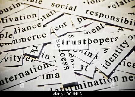 Vertrauen. Konzept der ausgeschnittenen Wörter im Zusammenhang mit der Geschäftstätigkeit Stockfoto