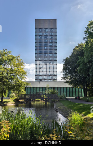 Sheffield University Arts Tower (1965) und Bibliothek (1959) beide entworfen von Gollins, Melvin, Ward und Partner. Stockfoto