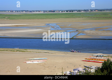 Ansicht der Baie de Somme mit Le Crotoy in der Ferne von Rue Jean de Bailleul, St Valery Sur Somme, Somme, Picardie, Frankreich Stockfoto