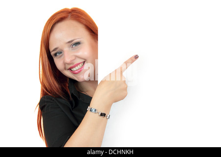 Glücklich lächelnde junge Geschäftsfrau zeigt leere Schild, isoliert auf weißem Hintergrund Stockfoto