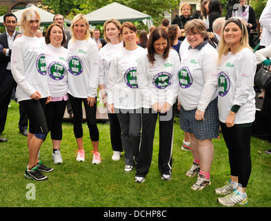 Nächstenliebe Arbeiter und MPs Kämpfe in einem Tauziehen zugunsten von Macmillan Cancer Support Stockfoto